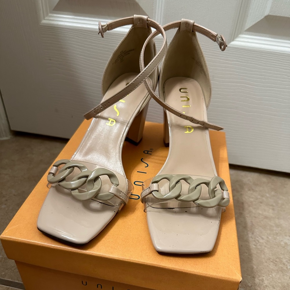 UNISA NUDE HEELS IN 7 1/2